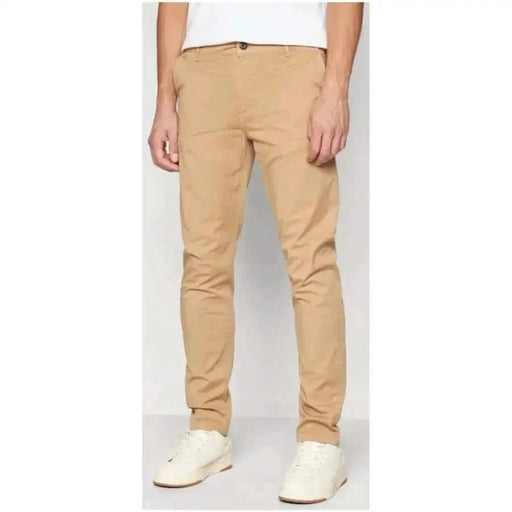 Ein Paar schmal geschnittene Khaki-Chinohosen von Lyle & Scott Herrenhosen-Kollektion