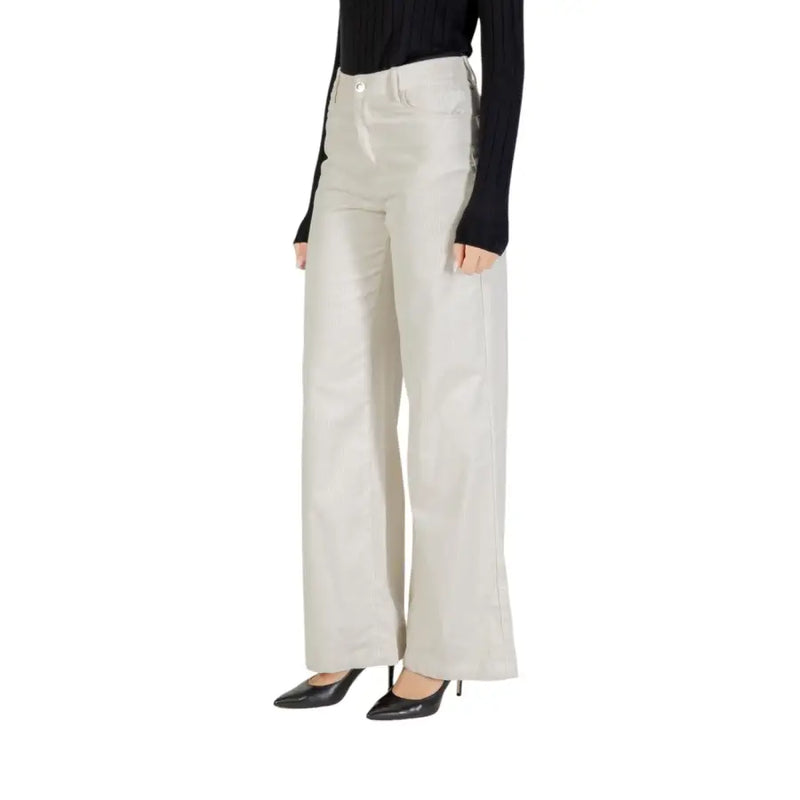 Light-colored wide-leg trousers for women from White Liu Jo featuring zip, button, and pockets