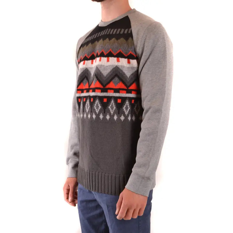 Grauer Herren-Strickpullover aus Wolle von Paolo Pecora mit Rundhalsausschnitt und rot-weiß-beigen geometrischen Mustern auf der Brust