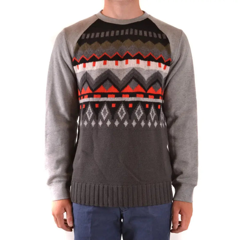 Grauer Wollpullover von Paolo Pecora für Herren mit rot-weiß-olivgrünen geometrischen Mustern auf der Brust