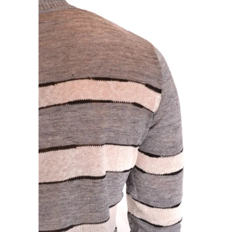Ein langärmeliger Leinenpullover von Paolo Pecora für Herren mit mehrfarbigen horizontalen Streifen in Grau, Beige und Schwarz.