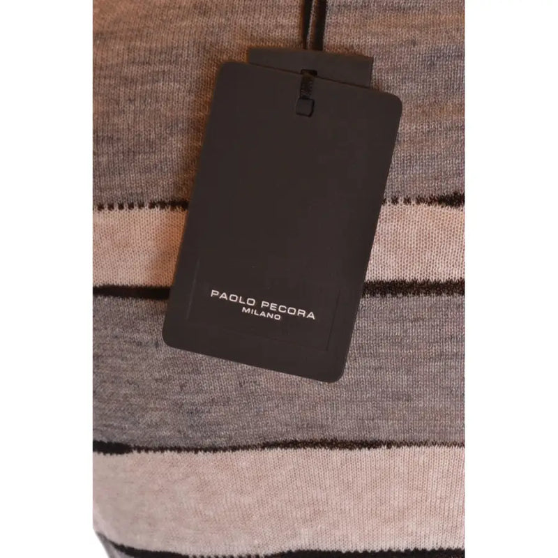 Schwarzes, rechteckiges Markenetikett mit der Aufschrift „Paolo Pecora Milano“ auf einem gestreiften, mehrfarbigen Leinenpullover von Paolo Pecora für Herren.