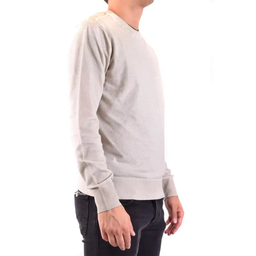 Beigefarbener, gerippter Langarmpullover mit Rundhalsausschnitt und elastischen Bündchen aus der Herren-Strickkollektion von Paolo Pecora (Baumwolle).
