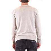 Beigefarbener, langärmeliger Strickpullover mit gerippten Bündchen und Saum aus der weißen Herrenstrickkollektion von Paolo Pecora mit langem Rundhalsausschnitt.