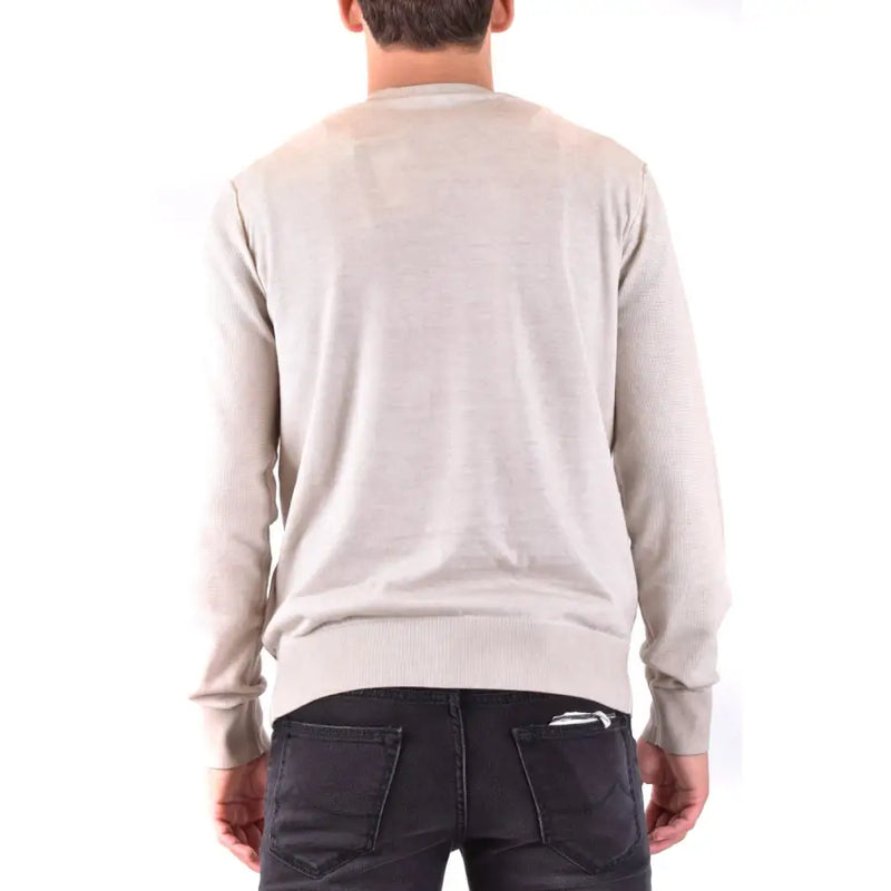 Beigefarbener, langärmeliger Strickpullover mit gerippten Bündchen und Saum aus der weißen Herrenstrickkollektion von Paolo Pecora mit langem Rundhalsausschnitt.