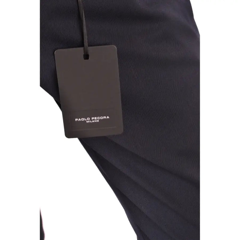 Schwarze Herrenhose aus strukturiertem Stoff von Paolo Pecora mit sichtbarem mattschwarzem Paolo Pecora Milano Markenetikett.