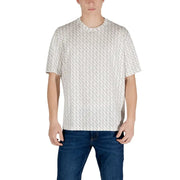 Gemustertes Kurzarm-T-Shirt in Weiß mit einem dezenten, sich wiederholenden hellgrauen geometrischen Muster auf weichem Stoff