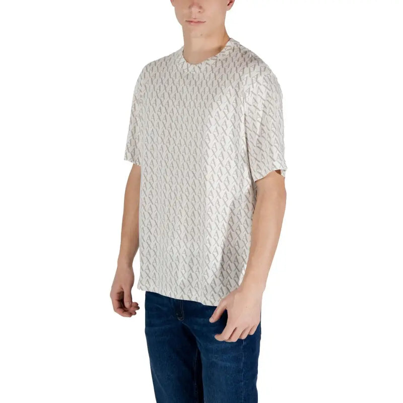 Ein hellgraues, gemustertes Kurzarm-T-Shirt mit einem sich wiederholenden geometrischen Muster in Dunkelgrau und Rundhalsausschnitt
