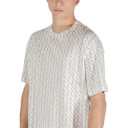 Kurzarm-T-Shirt mit Muster in Hellgrau und Weiß mit einem diagonalen, ineinandergreifenden Buchstabenmuster.