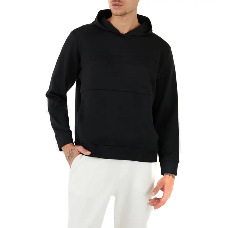 Schwarzer Herren-Kapuzenpullover von Paul and Shark aus Baumwolle mit dezentem, strukturiertem Logo und gerippten Bündchen im Brustbereich.