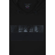 Schwarzer Herren-Sweatshirt-Hoodie aus Baumwolle von Paul and Shark mit strukturiertem Hai-Silhouette-Print und Markenlabel am Halsausschnitt.