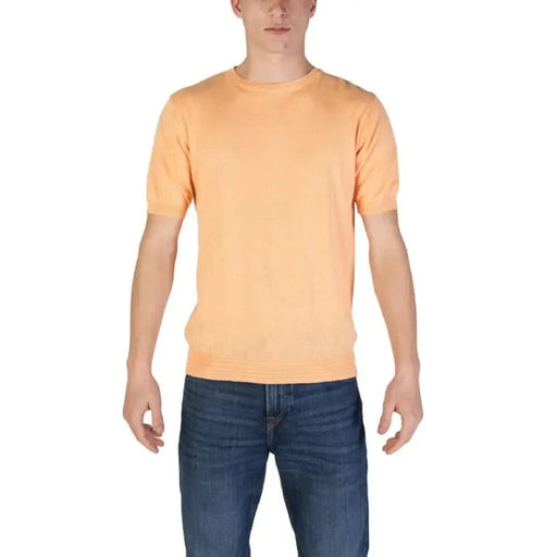 Pfirsichfarbener Rundhalsausschnitt t-shirt kombiniert mit blauen Jeans von Hamaki-ho Herrenkollektion