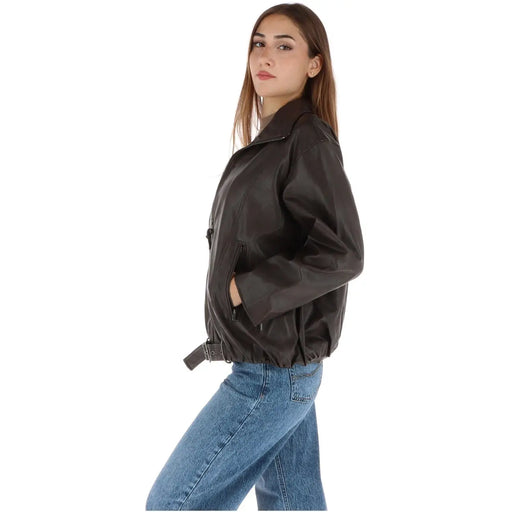 Brauner Damenblazer von Pepe Jeans aus Polyurethan mit Reißverschluss im Stil einer schwarzen Lederbomberjacke, mit Gürtel in der Taille und Reißverschlusstaschen.