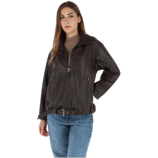 Schwarze Leder-Motorradjacke mit silbernen Reißverschlüssen und passendem Gürtel, kombiniert mit Pepe-Jeans und braunem Polyurethan-Zip-Blazer für Damen.