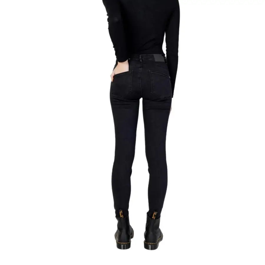 Gas women wearing ankle high-rise skinny jeans from Gas Gas Women Jeans collection