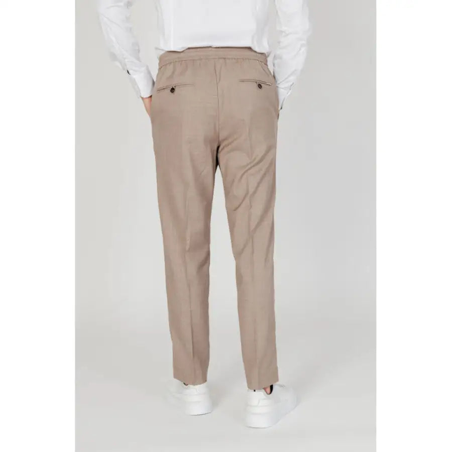 
                      
                        Model wearing Antony Morato Men Trousers in beige
                      
                    