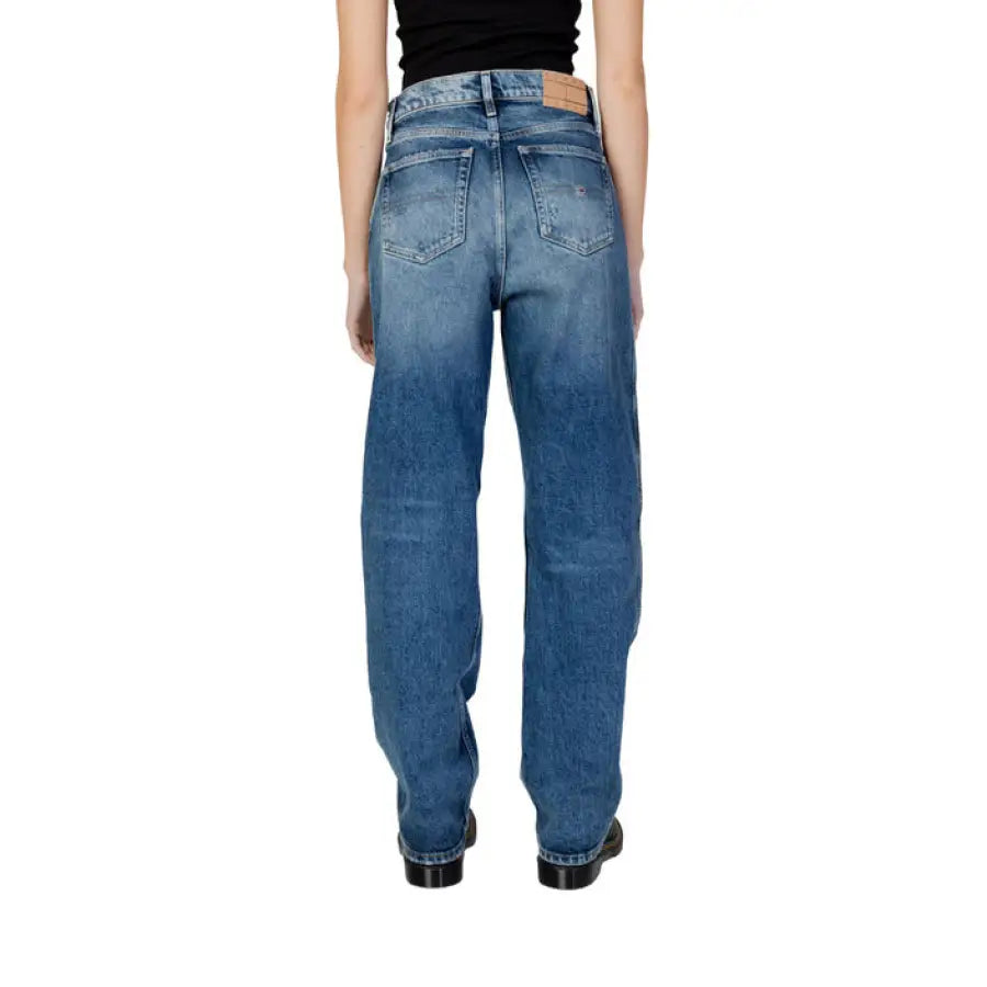
                      
                        Model wearing Tommy Hilfiger Jeans in medium blue for women
                      
                    