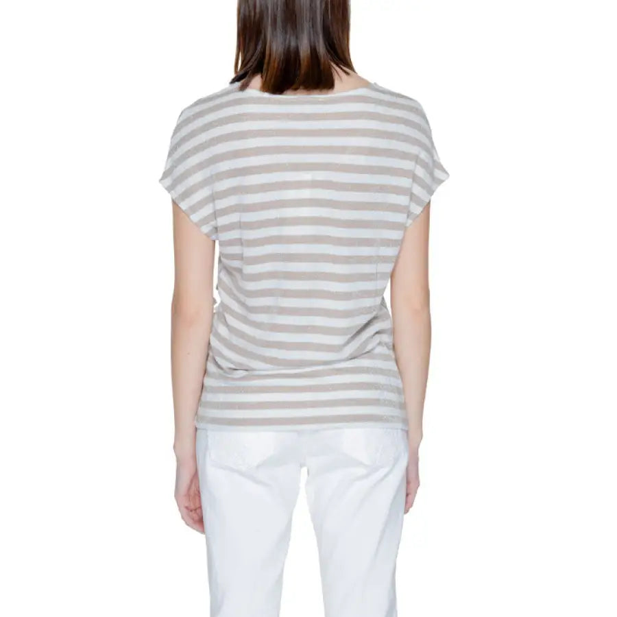 
                      
                        Person in striped top showcasing urban style clothing for Street One Women T-Shirt
                      
                    