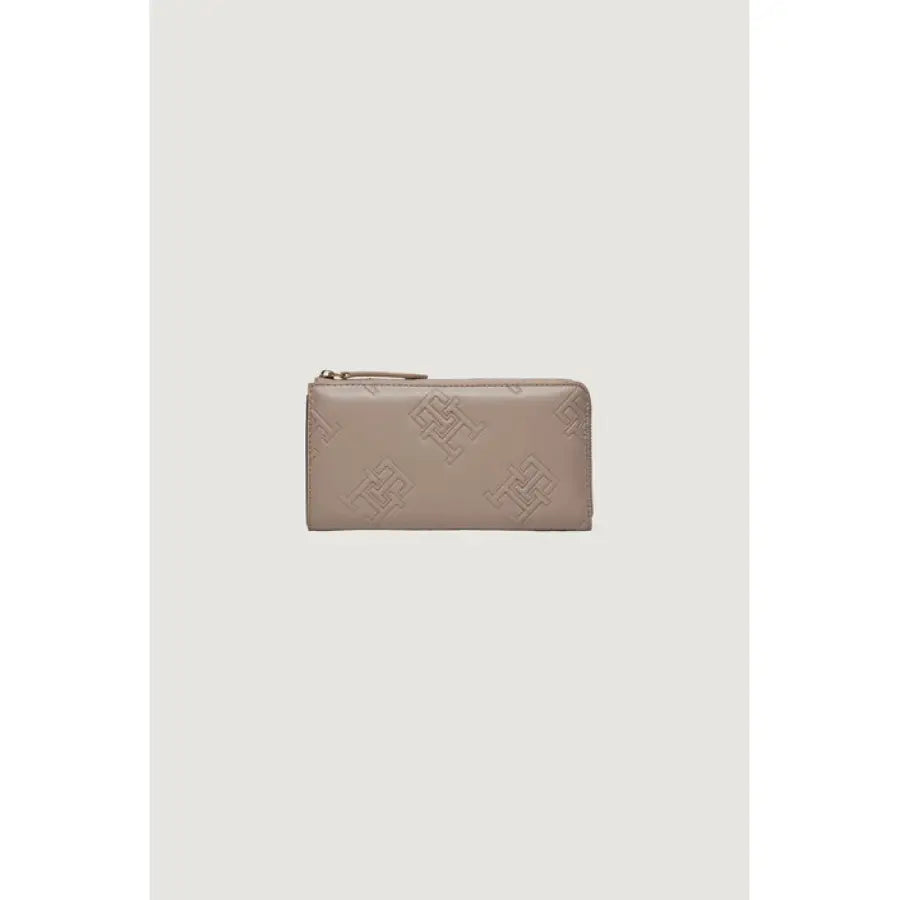 
                      
                        Tommy Hilfiger Women Wallet in Tau, epitome of urban style clothing and city fashion
                      
                    