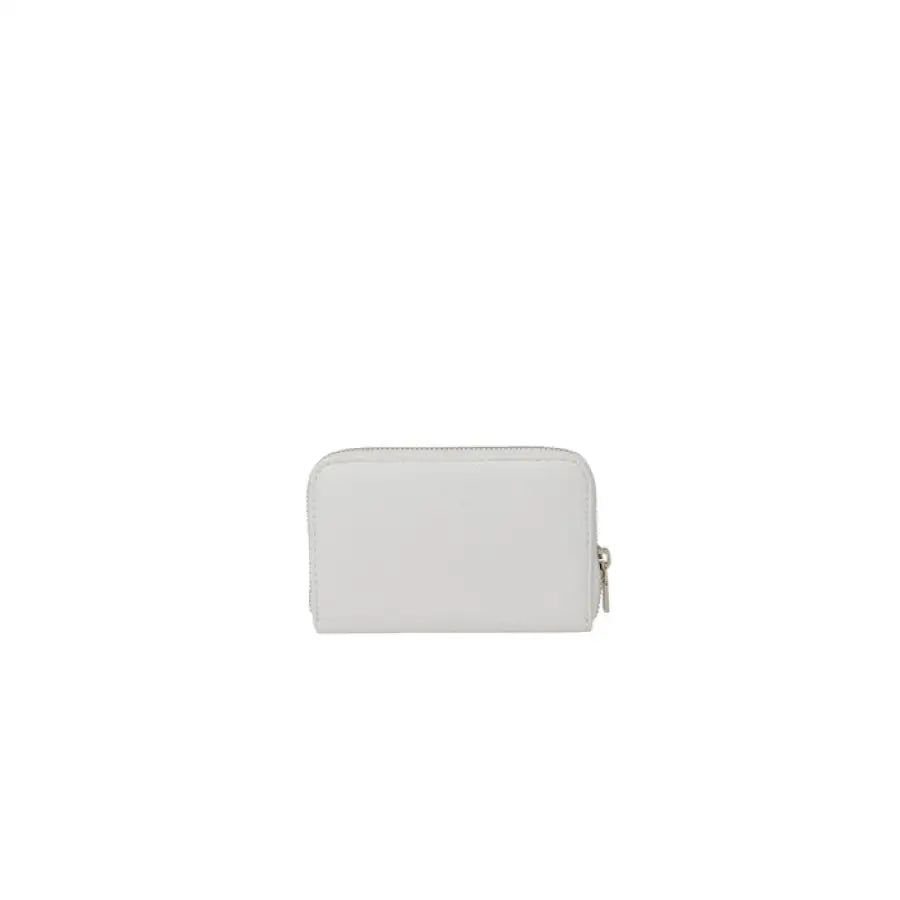 
                      
                        White leather Guess wallet for women showcasing urban city style fashion
                      
                    