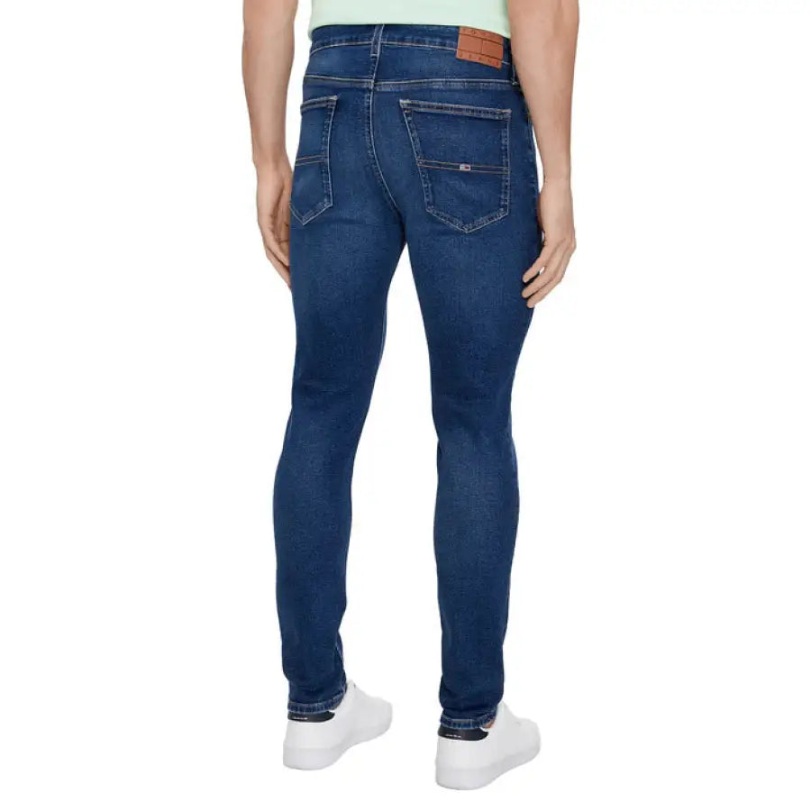 Tommy Hilfiger Jeans men’s model showcasing stylish Tommy Hilfiger denim.