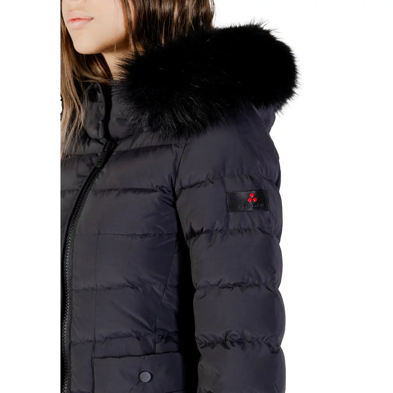 Schwarze, lange Nylonjacke von Peuterey für Damen mit Kapuze, flauschig gefütterter Kapuze, Steppdesign und rotem Logo-Patch am Ärmel