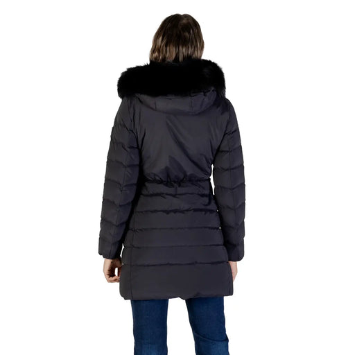 Schwarze, lange Nylonjacke von Peuterey für Damen mit Kapuze, Steppnähten und flauschig gefütterter Kapuze aus schwarzem Fell.
