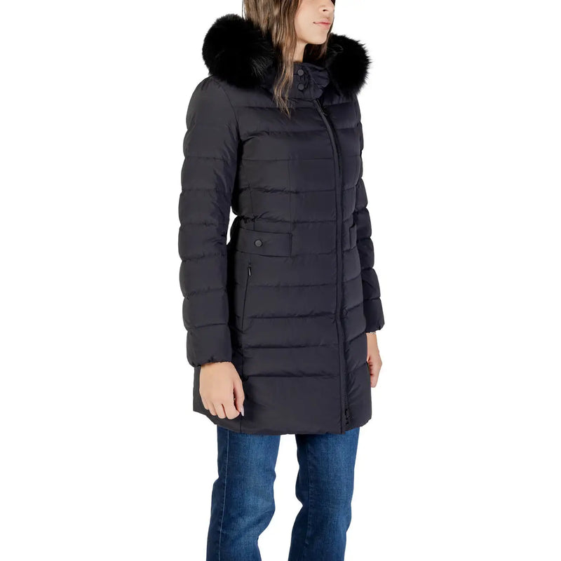 Schwarze, lange Nylonjacke von Peuterey für Damen mit Kapuze, gestepptem Design und flauschig gefütterter Kapuze für kaltes Wetter