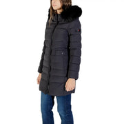 Schwarze, lange Nylonjacke von Peuterey für Damen mit Kapuze, gestepptem Design und flauschig gefütterter Kapuze mit rotem Logo-Patch.