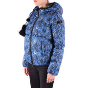 Blaue Daunenjacke von Peuterey für Damen mit Schlangenmuster, schwarzem Besatz und dekorativer Quaste an der Kapuze.