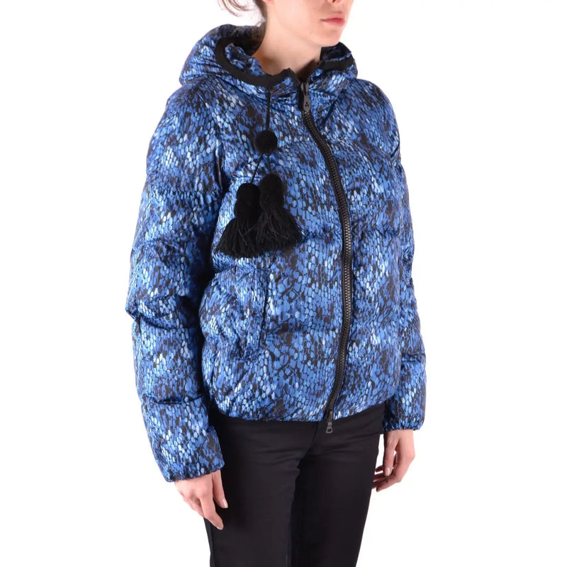 Peuterey Damen-Daunenjacke in Blau mit Kapuze, blauem Schlangenmuster, schwarzen Quasten und Kapuzenbesatz, von hinten sichtbar