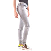 Hellblaue Skinny-Jeans mit Metallic-Sneakers aus der Philipp Plein Frühjahr/Sommer-Kollektion für Damen.