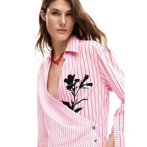 Rosa gestreiftes Baumwollkleid von Desigual mit V-Ausschnitt und schwarzer Blumenstickerei