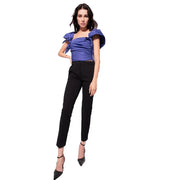Blaues, gerüschtes schulterfreies Kleid top mit satinartigem Stoff und Puffärmeln, kombiniert mit pinko schwarze Viskosehose für Damen