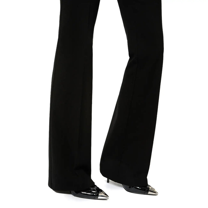 Pinko Schwarze, schmal geschnittene Viskosehose für Damen mit ausgestelltem Bein und dezentem Glanz – perfekt für Herbst und Winter.