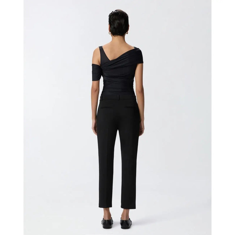 Schwarzes schulterfreies gerafftes top gepaart mit pinko Schwarze, schmal geschnittene Damenhose aus Viskose für Frühling und Sommer