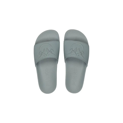 Pinko Grüne PVC-Damenpantoffeln mit offener Zehenpartie, hellgrauem minimalistischem Design und geprägtem Vogelmotiv im Fußbett.