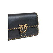 Schwarzes Leder Pinko Damen-Clutch mit goldfarbenem Vogelverschluss und Nietenbesatz, klein, B 27 cm