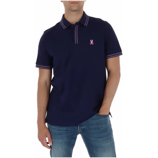 Marineblaues Herren-Polohemd mit kurzen Ärmeln aus Baumwolle, verziert mit rosa-weiß gestreiften Borten und einem gestickten Hasenlogo.