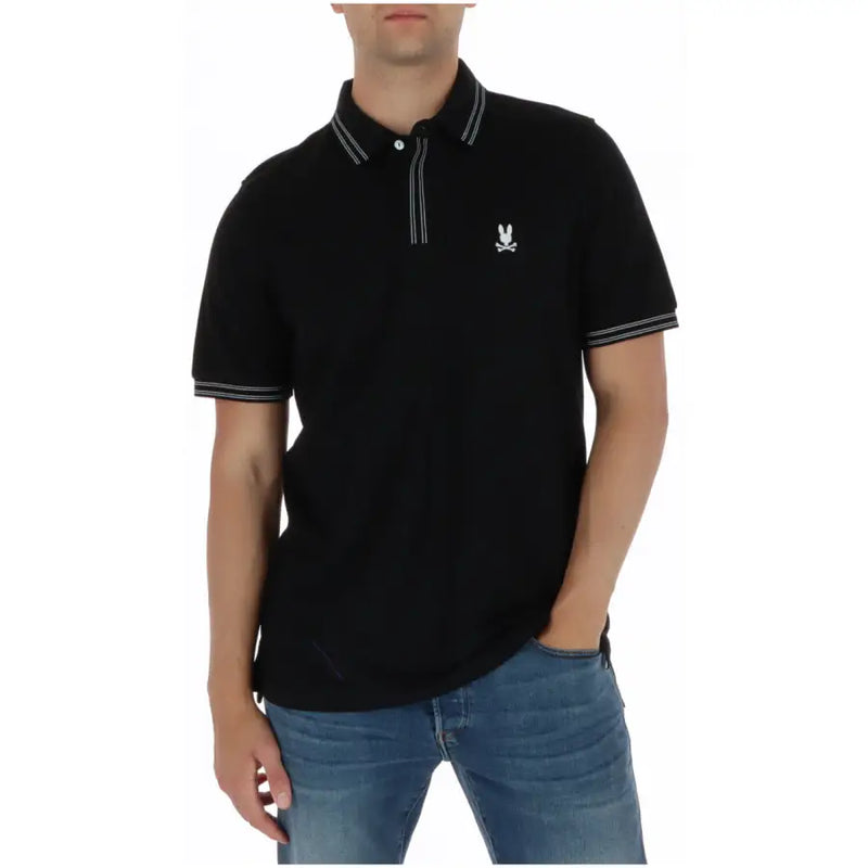 Schwarzes Herren-Polohemd aus Baumwolle mit kurzen Ärmeln, Psycho-Bunny-Motiv, weißem Kragenbesatz und gesticktem Hasenlogo auf der Brust.