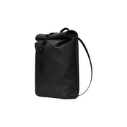 Rains Herrenrucksack Mini Schwarz Roll-top mit mattem Stoff, Reißverschlusstaschen und verstellbarem Schultergurt, Vorderansicht