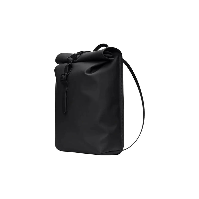Rains Herrenrucksack Mini Schwarz Roll-top mit mattem Stoff, Reißverschlusstaschen und verstellbarem Schultergurt, Vorderansicht
