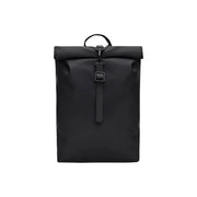 Rains Herren-Rucksack Mini schwarz mit Rolletop Design mit Reißverschlusstaschen und matter Oberfläche (B10 x H40 x L10), von vorne sichtbar