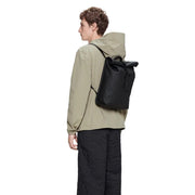 Schwarzer Mini-Rucksack für Herren mit Rollen top, Schlichtes, minimalistisches Design, Reißverschlusstaschen, strapazierfähiges Material, Maße: 10 x 40 x 10 cm