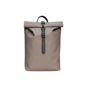 Mini-Rucksack für Herren in Taupe mit mattem Stoffkorpus und dunkelgrauen Lederriemen (B 10 x H 40 x L 10 cm), schwarze Reißverschlusstaschen