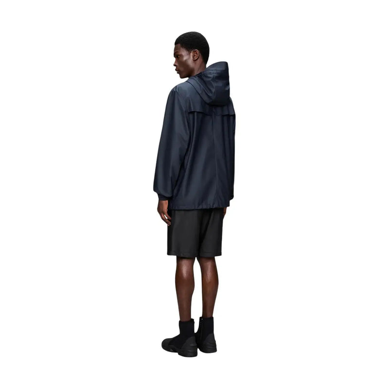Dunkelblaue Regenjacke mit Kapuze und elegantem, minimalistischem Design aus Polyester von Rains, wasserdichte Herren-Blazerjacke