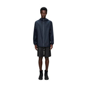 Dunkelblaue, wasserdichte Herren-Regenjacke mit Kapuze, durchgehendem Reißverschluss und dezenten Ziernähten aus Polyester.