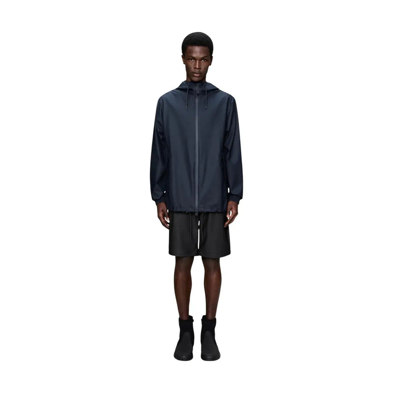 Dunkelblaue, wasserdichte Herren-Regenjacke mit Kapuze, durchgehendem Reißverschluss und dezenten Ziernähten aus Polyester.
