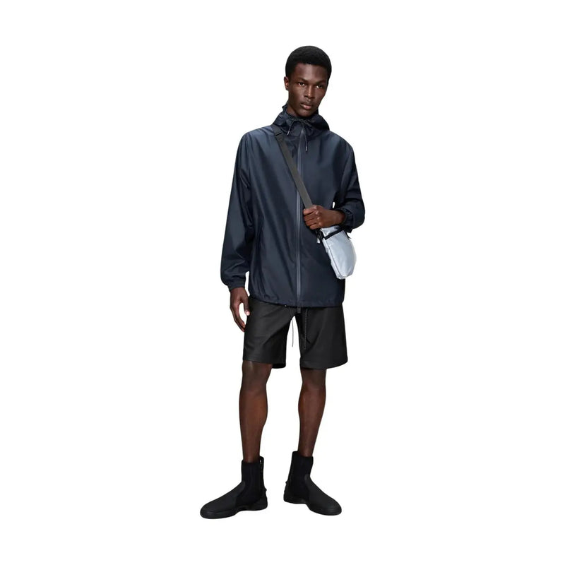 Dunkelblaue, wasserdichte Herren-Blazerjacke mit Kapuze von Rains mit elegantem, wasserabweisendem Polyester-Finish und dezenten Reißverschlussdetails
