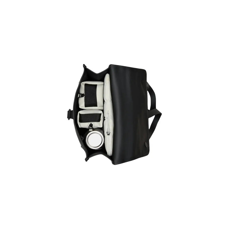 Schwarze Kameratasche aus Leder mit praktischen Fächern, weißen Polstereinsätzen und rundem Objektivdeckel. Regentauglicher Unisex-Mini-Rucksack in Schwarz, wasserdicht.